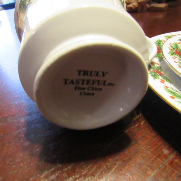 🎄(Reduced) Vintage Christmas Holly Berries 24K Gold Tea Cup/Dessert Plate Set - Picture 7 of 15